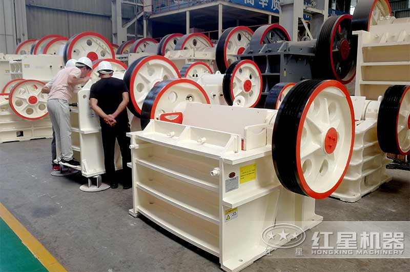 客戶(hù)來(lái)廠(chǎng)考察小型碎石機(jī)現(xiàn)場(chǎng)