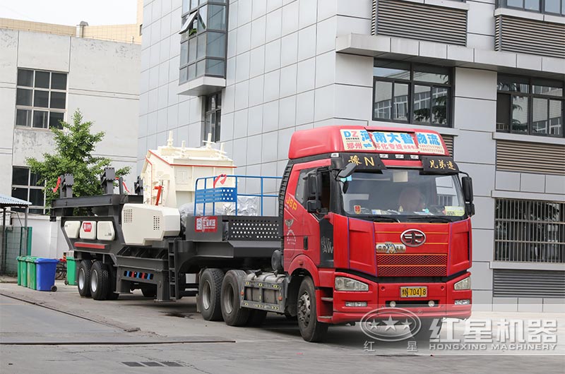 小型移動反擊破碎機(jī)發(fā)貨