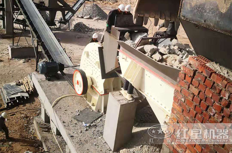 重錘式破碎機(jī)破碎現(xiàn)場