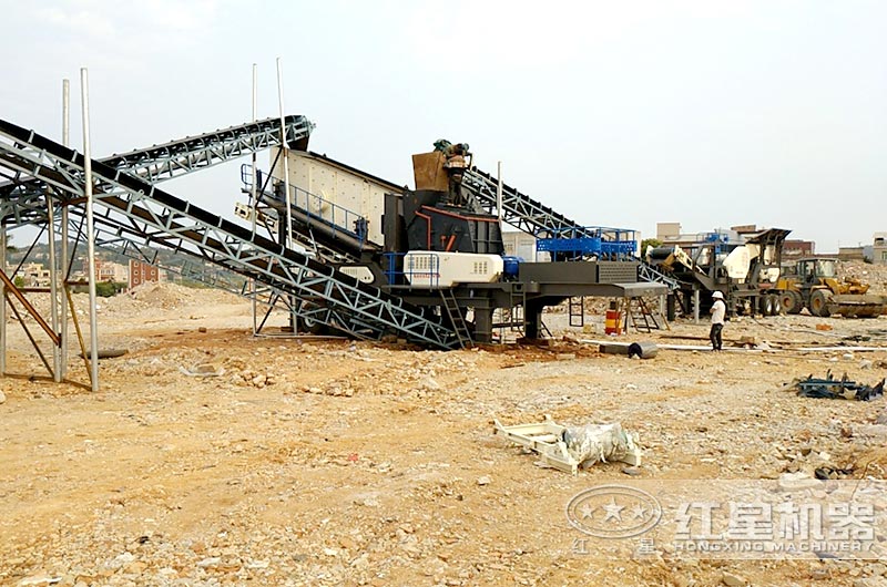 泉州輪胎移動反擊破碎站現(xiàn)場