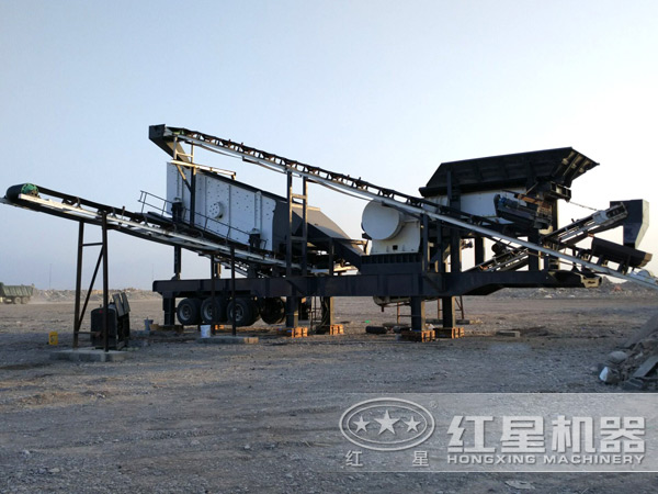小型移動顎式破碎機現(xiàn)場圖