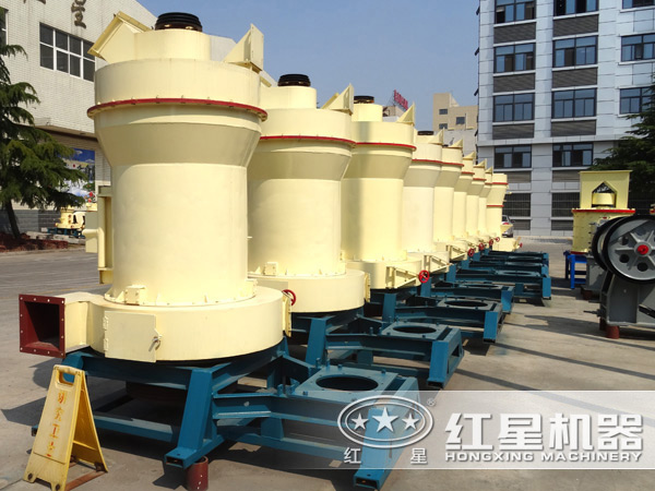 廠區(qū)螢石雷蒙磨粉機側(cè)面
